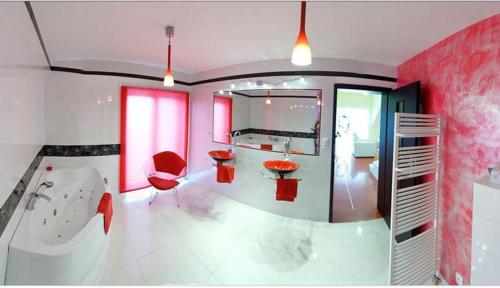 Ένα μπάνιο στο Apartament Nina