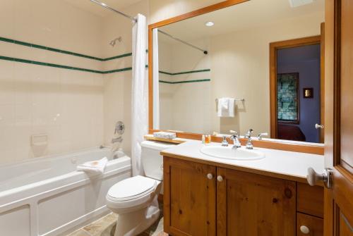 ein Badezimmer mit einem WC, einer Badewanne und einem Waschbecken in der Unterkunft Treeline Townhome by Whistler Premier in Whistler