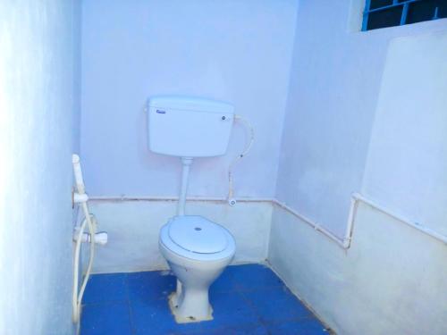 W pokoju znajduje się łazienka z białą toaletą. w obiekcie Dden Vennell 2-homestay close to Metro w mieście Kolkata