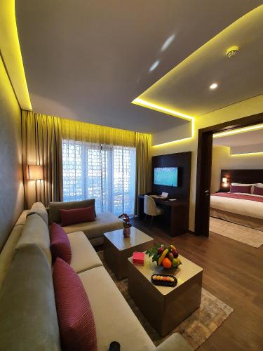 Uma TV ou centro de entretenimento em Nour Plazza Hotel