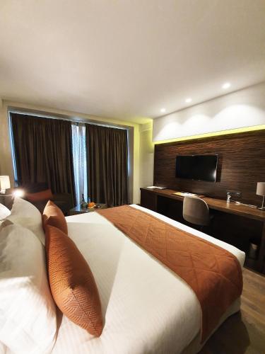 Cama ou camas em um quarto em Nour Plazza Hotel