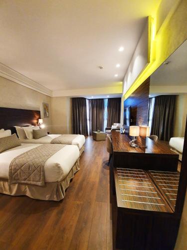 Cama ou camas em um quarto em Nour Plazza Hotel