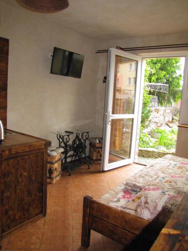 sypialnia z łóżkiem i przesuwnymi szklanymi drzwiami w obiekcie Pokoje Gościnne Skalnik w mieście Kostrzyn nad Odrą
