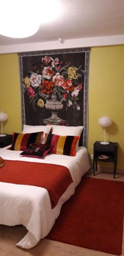 1 dormitorio con 1 cama grande y una pintura en la pared en La Grenotte au Castellet, en Le Castellet