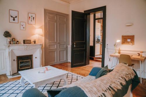 - un salon avec un canapé et une table dans l'établissement Chez Angèle, à Rennes