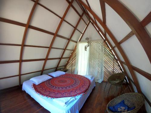 
a bedroom with a bed and a window at Hotel Jasayma dentro del Parque Tayrona in El Zaino
