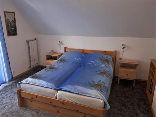 A bed or beds in a room at Dália Ház