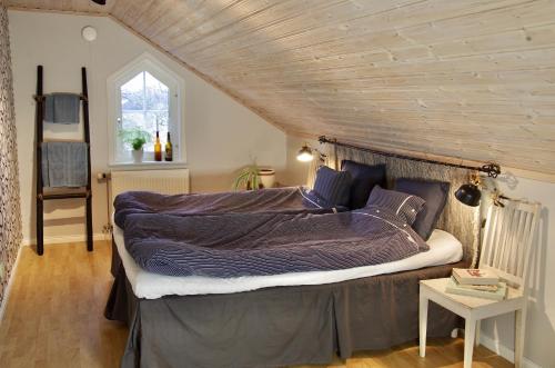 Ένα ή περισσότερα κρεβάτια σε δωμάτιο στο Hidingsta gård B&B