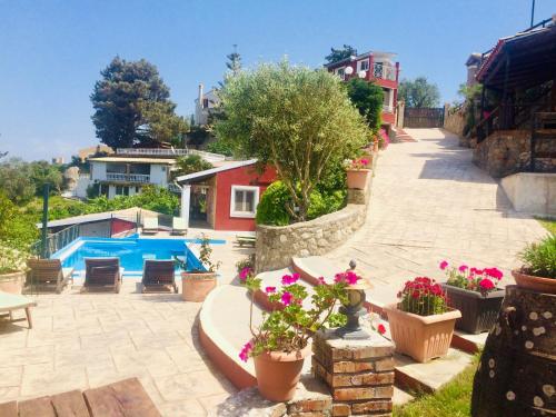 Бассейн в Ermones Odyssesas Bungalow или поблизости