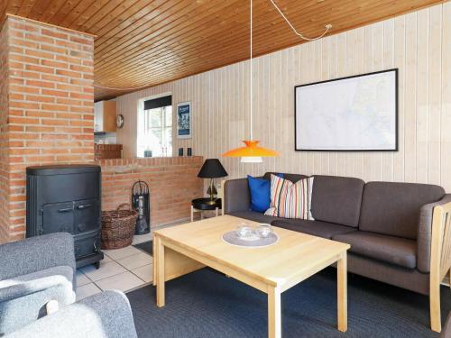 salon z kanapą i stolikiem kawowym w obiekcie 8 person holiday home in Bl vand w mieście Blåvand