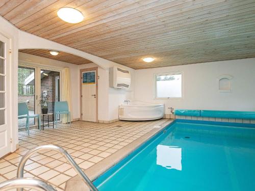 una gran piscina con bañera y bañera en 10 person holiday home in Bl vand, en Ho