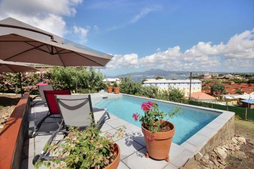 Piscina a Villa Cécia o a prop