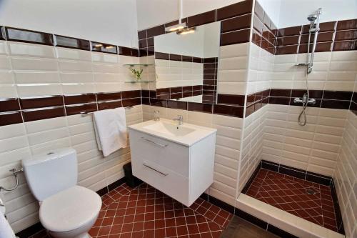 ein Badezimmer mit einem weißen WC und einem Waschbecken in der Unterkunft Villa Cécia : piscine, vue mer, plage, activités et commodités à pieds in Les Trois-Îlets