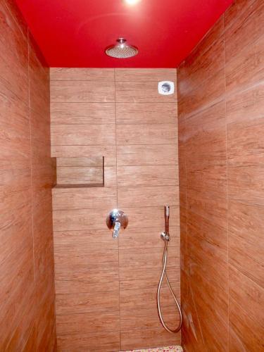 La salle de bains est pourvue d'une douche et d'un mur en bois. dans l'établissement La Grenotte au Castellet, au Castellet