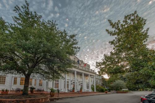Un edificio blanco con árboles delante. en The Willcox, en Aiken