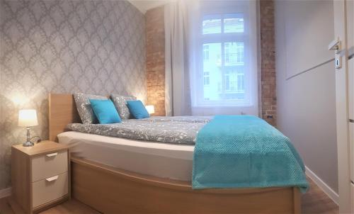 Un pat sau paturi într-o cameră la Apartament B&F Poznań Business & Family
