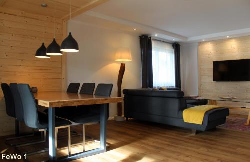 een woonkamer met een eettafel en stoelen bij Harry`s FeWo in Willingen
