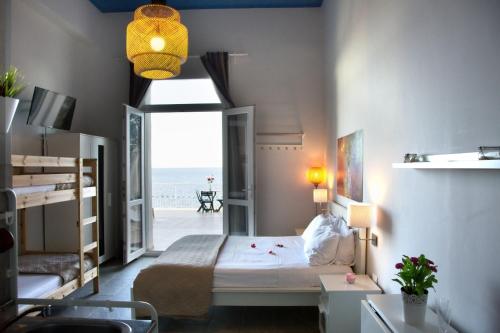 a bedroom with a bed and a view of the ocean at Appartamento in Villa Agnese in Acitrezza