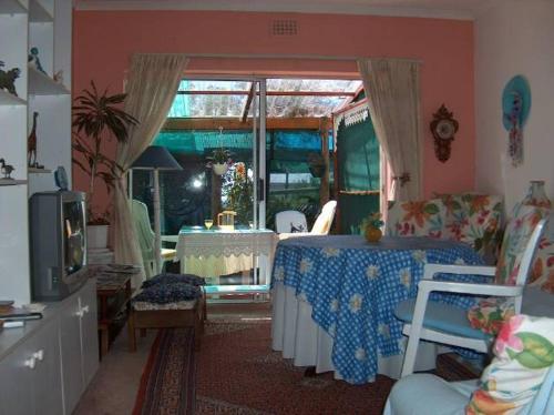 salon ze stołem oraz pokój z jadalnią w obiekcie Rachel's Home From Home w Kapsztadzie