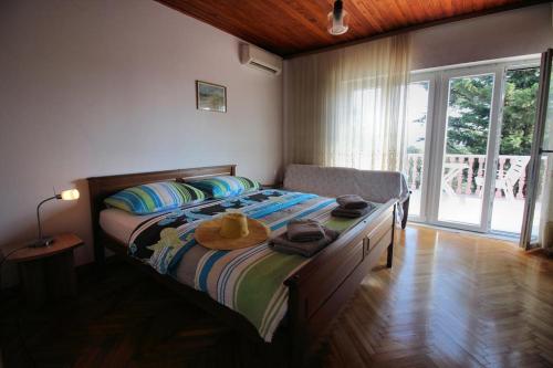 ein Schlafzimmer mit einem Bett mit Hut darauf in der Unterkunft House Barbara in Novi Vinodolski