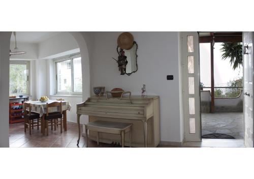 una cucina e una sala da pranzo con tavolo in legno di La Casa di Anna a Castellabate
