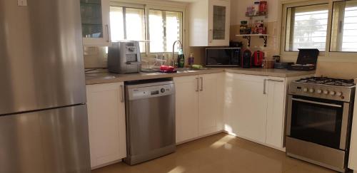 Virtuve vai virtuves zona naktsmītnē Yael Ashalim Solar Home