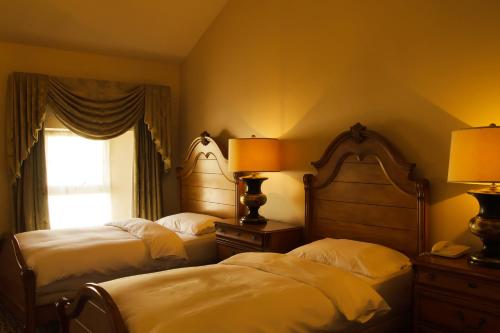 Rúm í herbergi á Newbury Hotel