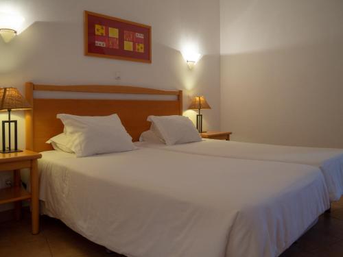 Katil atau katil-katil dalam bilik di Luz Bay Hotel