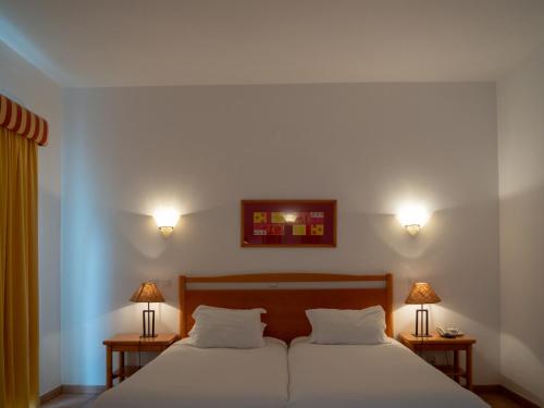 Katil atau katil-katil dalam bilik di Luz Bay Hotel