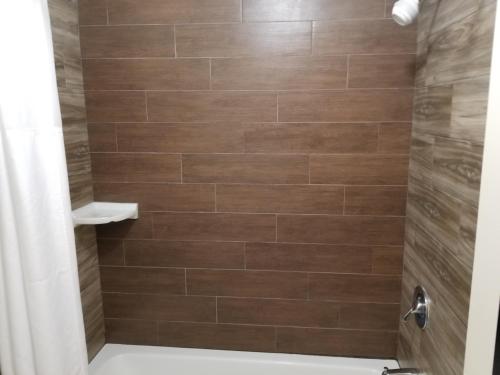 Bilik mandi di Super 8 by Wyndham El Paso Airport