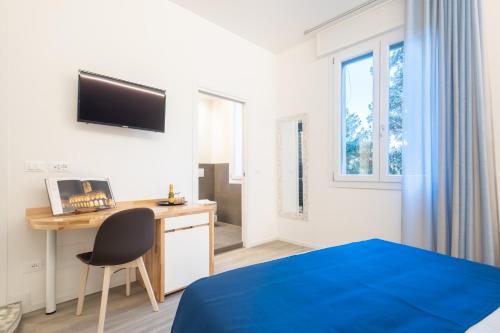 1 dormitorio con 1 cama y escritorio con ordenador en Torri & Portici, en Bolonia