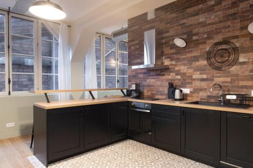 A kitchen or kitchenette at Lofts Philippe-Auguste