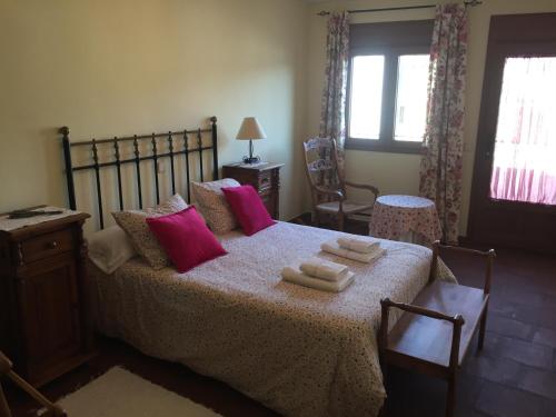 a bedroom with a bed with two towels on it at La casa de Martina in Pedraza-Segovia