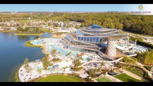 - une vue aérienne sur un complexe situé à côté d'une masse d'eau dans l'établissement Disney, very spacious comfortable 3 bedrooms family apartment, 8 pers, wifi, NETFLIX, à Chessy