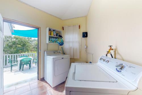 a laundry room with a washing machine and a balcony at La Rana in San Ignacio