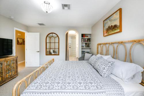 um quarto com uma cama e uma televisão de ecrã plano em Nido en la Ventana em Tucson