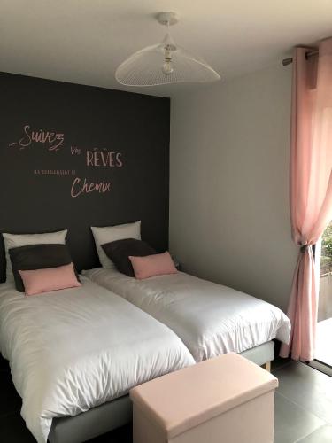 deux lits côte à côte dans une chambre dans l'établissement BLUE DREAM, à Juan-les-Pins