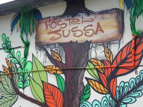 a sign on the side of a building with butterflies at Hostel Jussa in Belo Horizonte