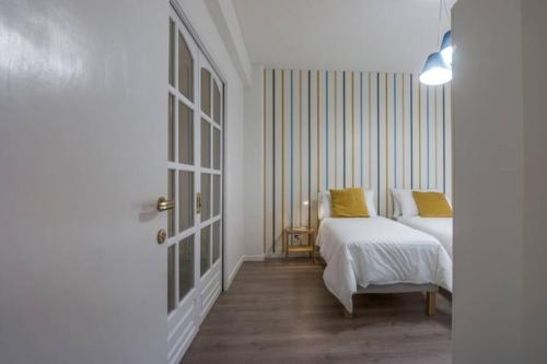 1 dormitorio con 1 cama con almohadas amarillas en DE LEVA HOUSE en Roma