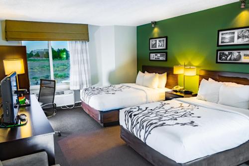 Giường trong phòng chung tại Sleep Inn Pasco Tri -Cities