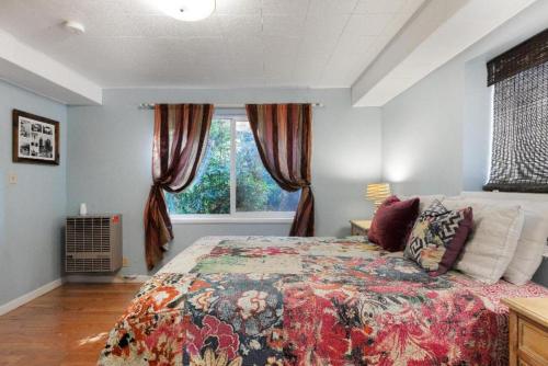 ein Schlafzimmer mit einem großen Bett und einem Fenster in der Unterkunft Large 1 Bedroom Apartment, Home Theater, Fireplace in Berkeley