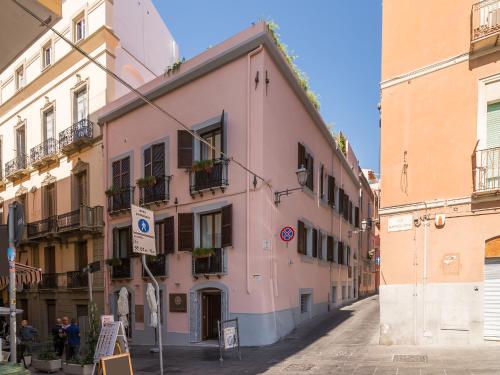 un edificio rosa al costado de una calle en L'Ambasciata Hotel de Charme, en Cagliari