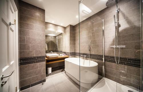 Ванная комната в Crowne Plaza Leeds, an IHG Hotel