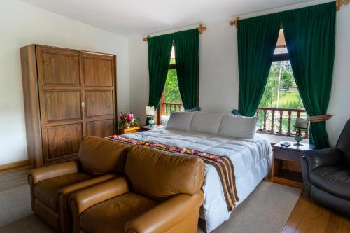 a bedroom with a bed and a couch at Fundo El Chocho in Cajamarca