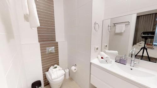 Vonios kambarys apgyvendinimo įstaigoje Haneviim Court Luxury by Rental Israel