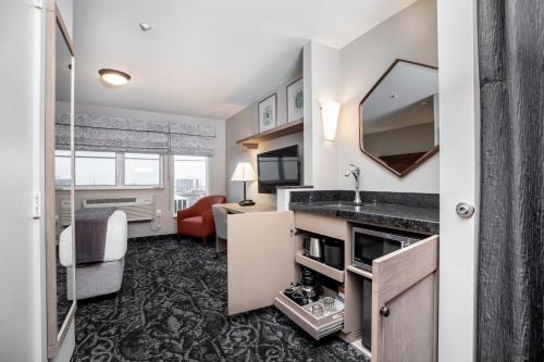 Habitación de hotel con lavabo y escritorio en The Mediterranean Inn, en Seattle