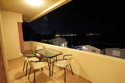 Villa Jupokにあるバルコニーまたはテラス