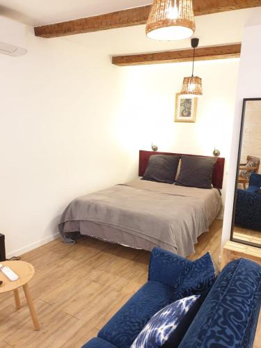 une chambre avec un lit et un canapé dans l'établissement studio près du vieux port et de la Canebière, à Marseille