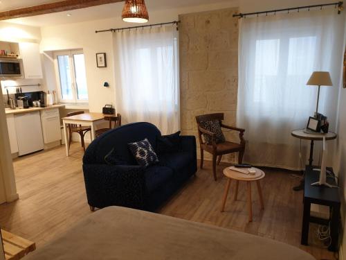 - un salon avec un canapé et une table dans l'établissement studio près du vieux port et de la Canebière, à Marseille