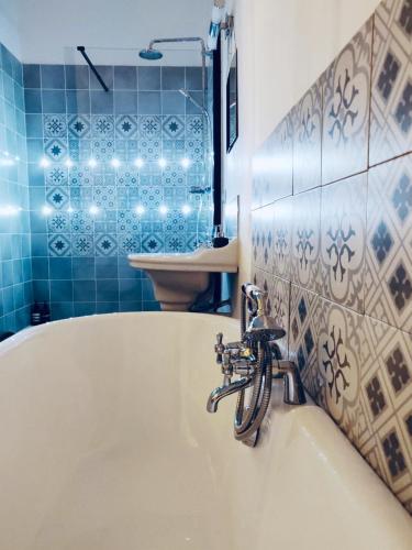 a bathroom with a sink and a bath tub at Le 3 fuscien in Amiens